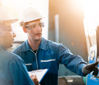 Hombres de ENEL X prestando el servicio de plantas eléctricas